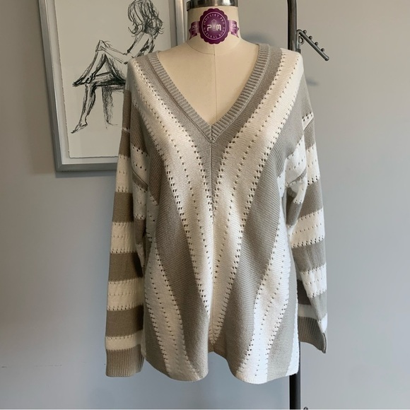 Sweaters - V-Neck Grey and Cream Sweater
